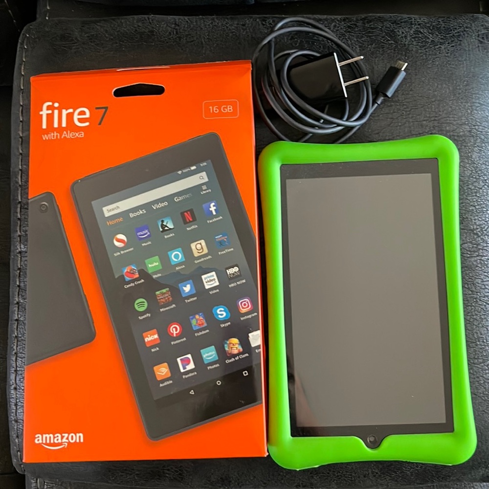 Fire 7 tablet! Black! New ! Comes with screen protector & lime green case!!